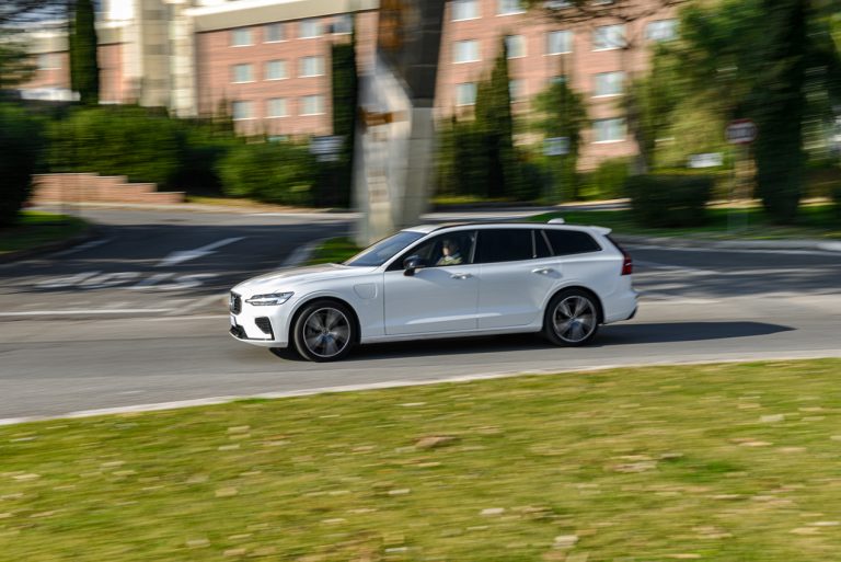 Volvo V60 T8 Ibrida Plug-in, la prova su strada