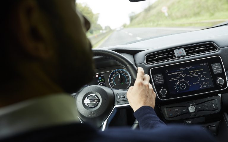 Nuova Nissan Leaf 62 kWh: immagini ufficiali