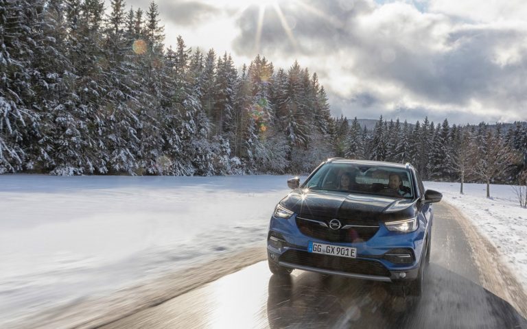 Opel Grandland X Plug-In Hybrid4: le immagini ufficiali