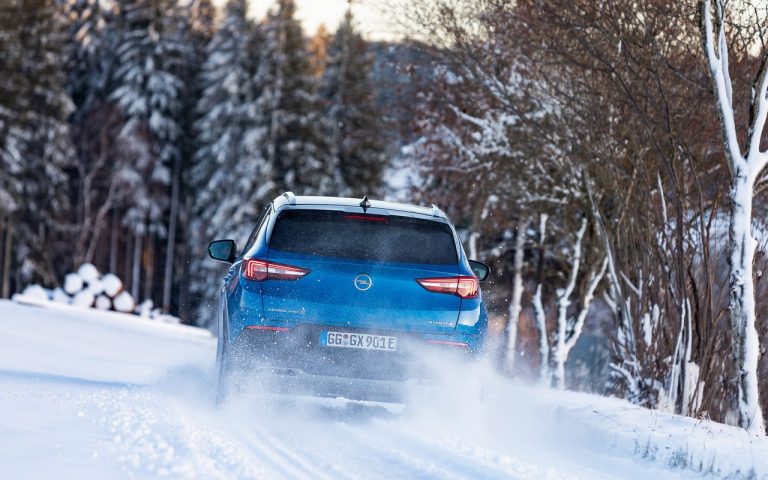 Opel Grandland X Plug-In Hybrid4: le immagini ufficiali