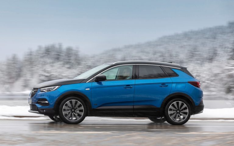 Opel Grandland X Plug-In Hybrid4: le immagini ufficiali