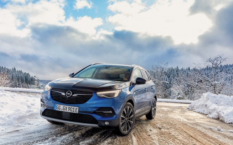 Opel Grandland X Plug-In Hybrid4: le immagini ufficiali