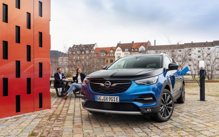 Opel Grandland X Plug-In Hybrid4: le immagini ufficiali
