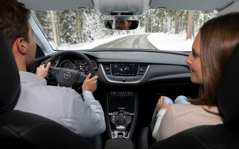 Opel Grandland X Plug-In Hybrid4: le immagini ufficiali