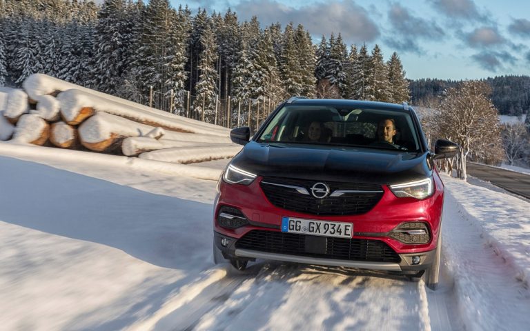 Opel Grandland X Plug-In Hybrid4: le immagini ufficiali