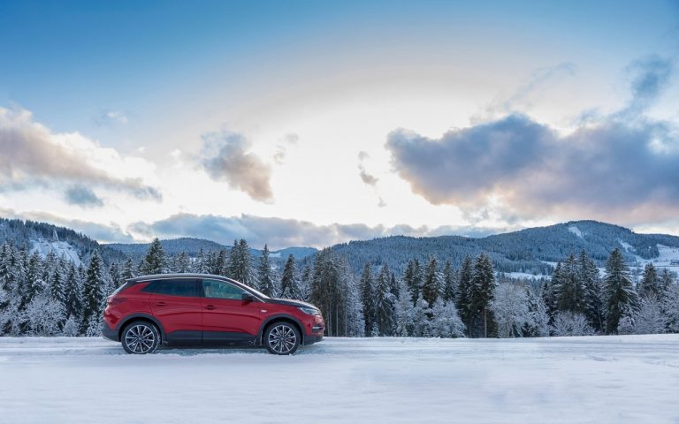 Opel Grandland X Plug-In Hybrid4: le immagini ufficiali