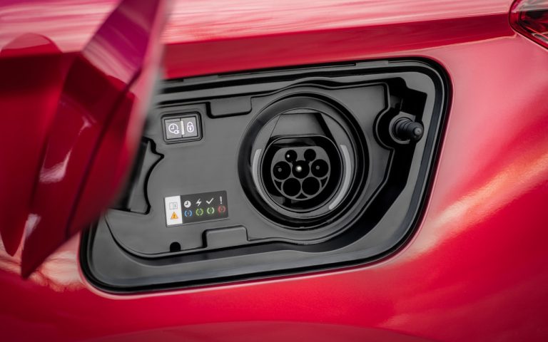 Opel Grandland X Plug-In Hybrid4: le immagini ufficiali