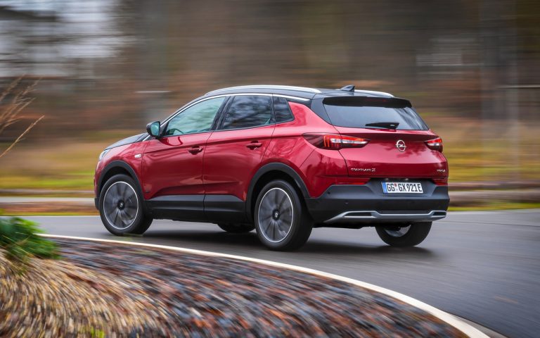 Opel Grandland X Plug-In Hybrid4: le immagini ufficiali