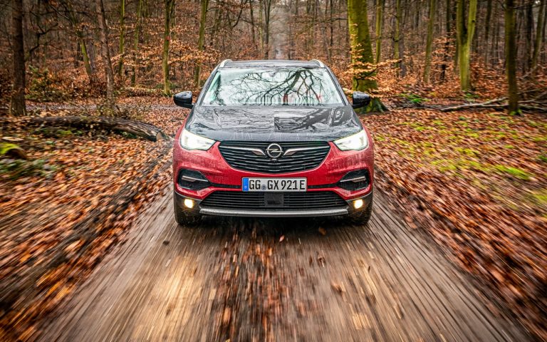 Opel Grandland X Plug-In Hybrid4: le immagini ufficiali