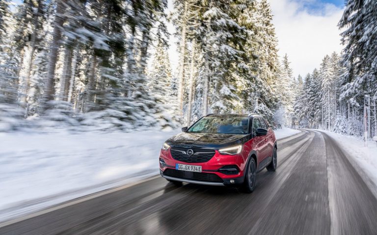 Opel Grandland X Plug-In Hybrid4: le immagini ufficiali