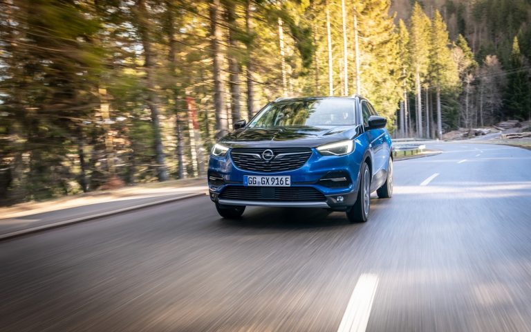 Opel Grandland X Plug-In Hybrid4: le immagini ufficiali