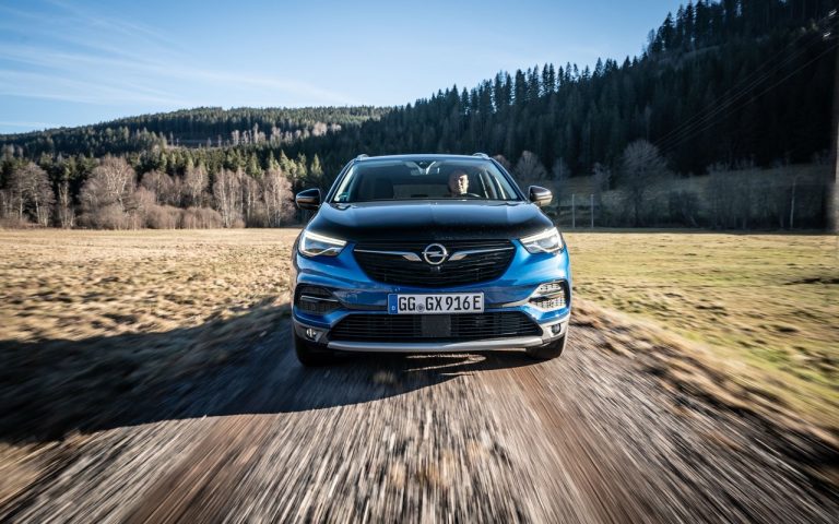 Opel Grandland X Plug-In Hybrid4: le immagini ufficiali