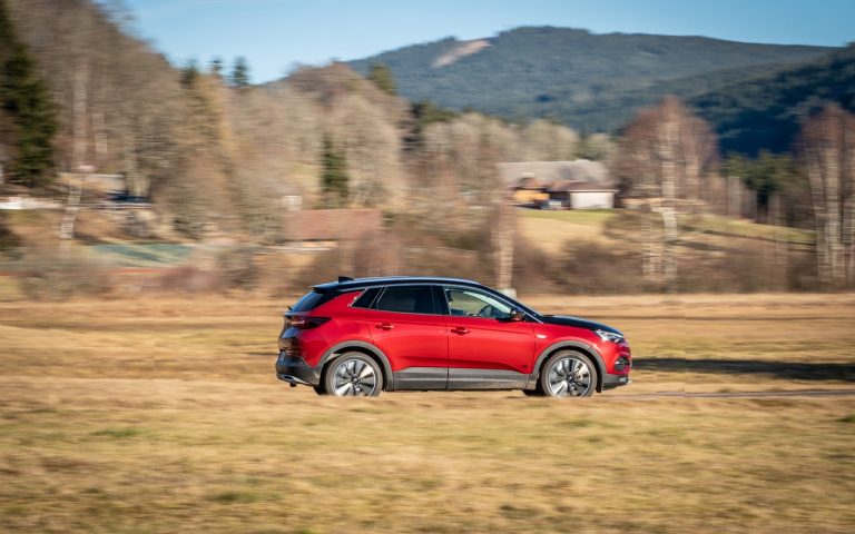 Opel Grandland X Plug-In Hybrid4: le immagini ufficiali