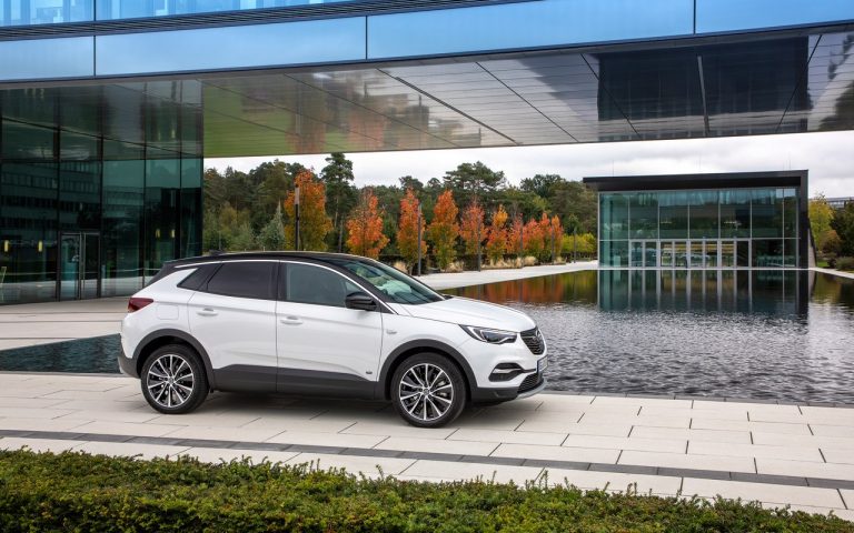 Opel Grandland X Hybrid Plug-in a trazione anteriore: le foto