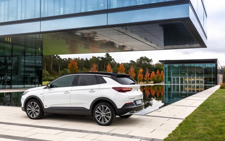 Opel Grandland X Hybrid Plug-in a trazione anteriore: le foto
