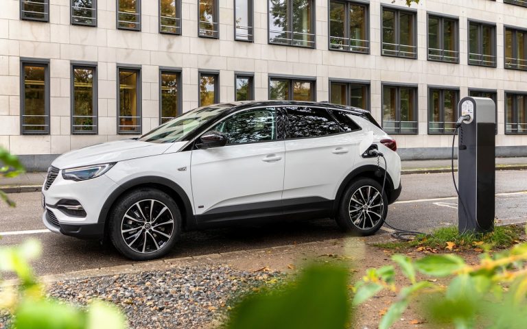 Opel Grandland X Hybrid Plug-in a trazione anteriore: le foto
