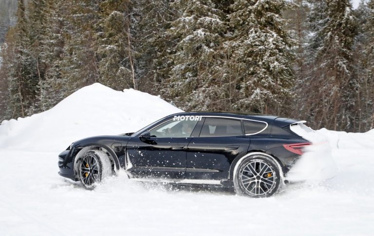 Porsche Taycan Sport Cross Turismo: le foto spia