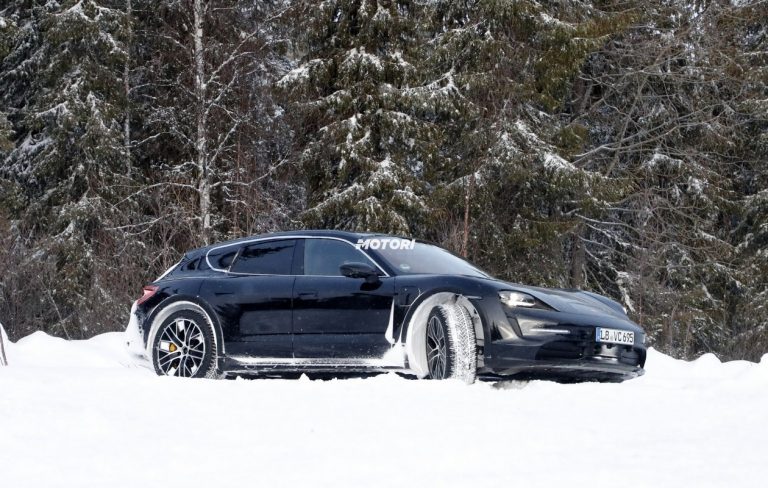 Porsche Taycan Sport Cross Turismo: le foto spia