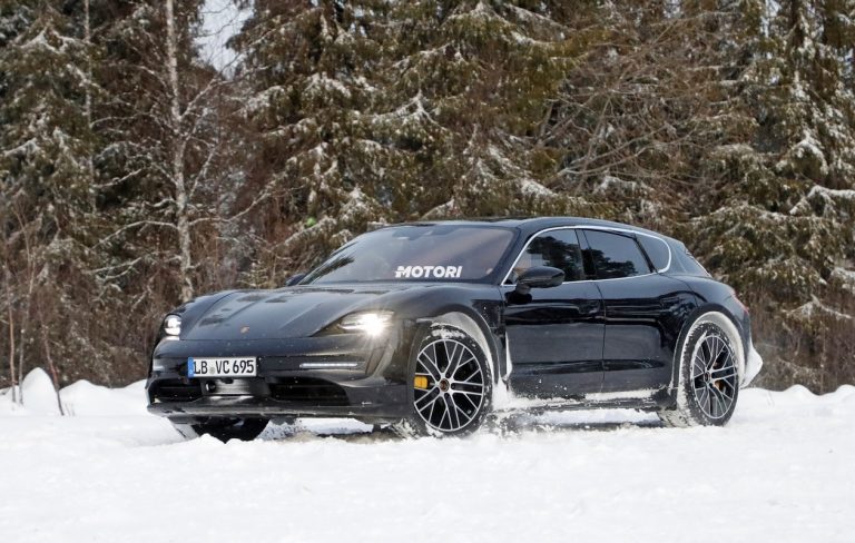 Porsche Taycan Sport Cross Turismo: le foto spia