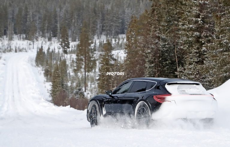 Porsche Taycan Sport Cross Turismo: le foto spia