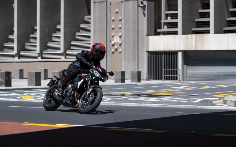 Nuova Triumph Street Triple R: immagini ufficiali