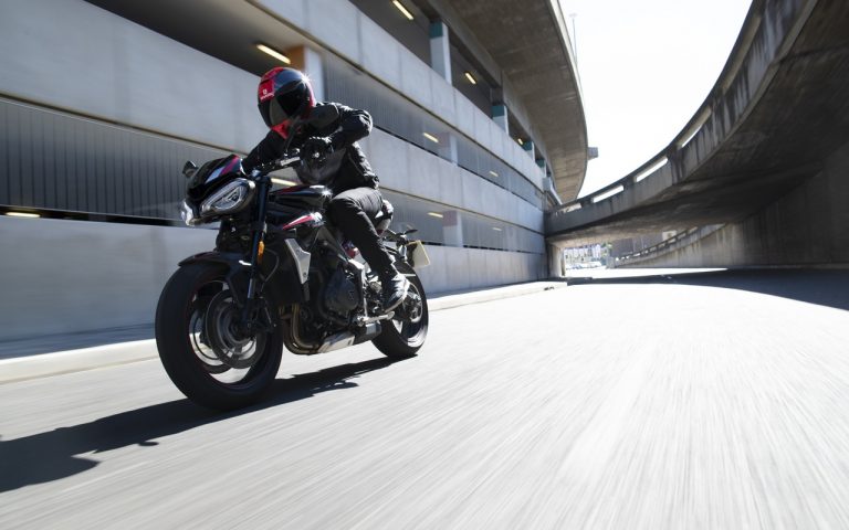 Nuova Triumph Street Triple R: immagini ufficiali