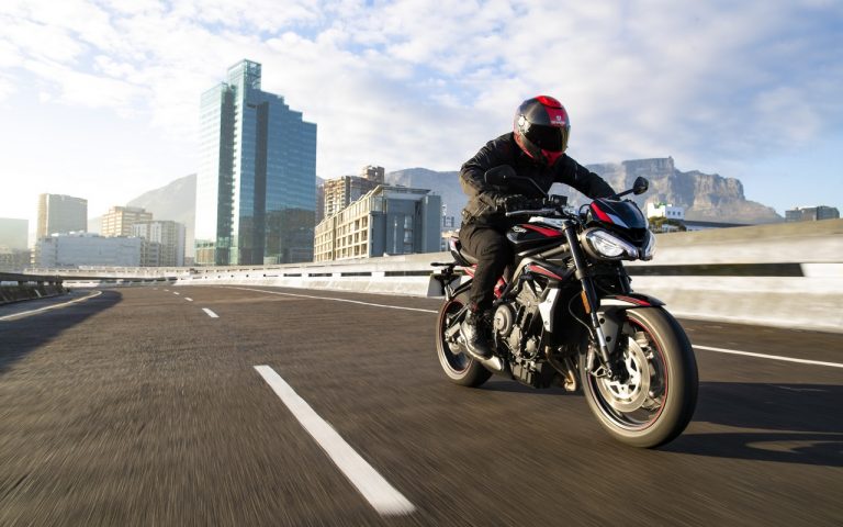 Nuova Triumph Street Triple R: immagini ufficiali