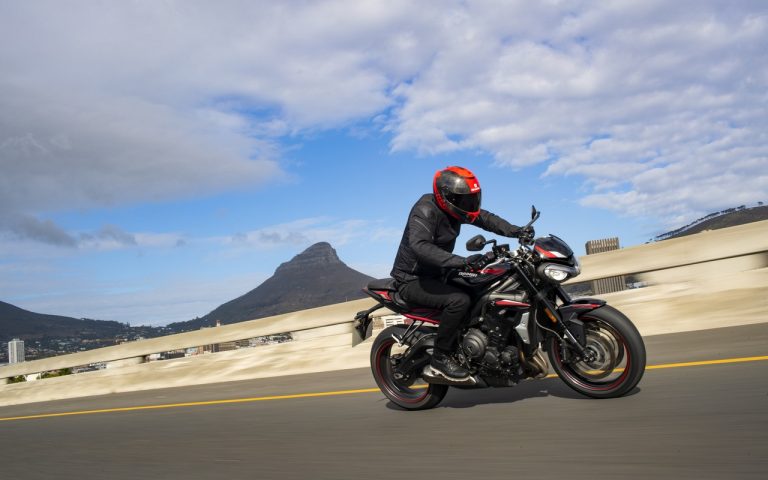 Nuova Triumph Street Triple R: immagini ufficiali