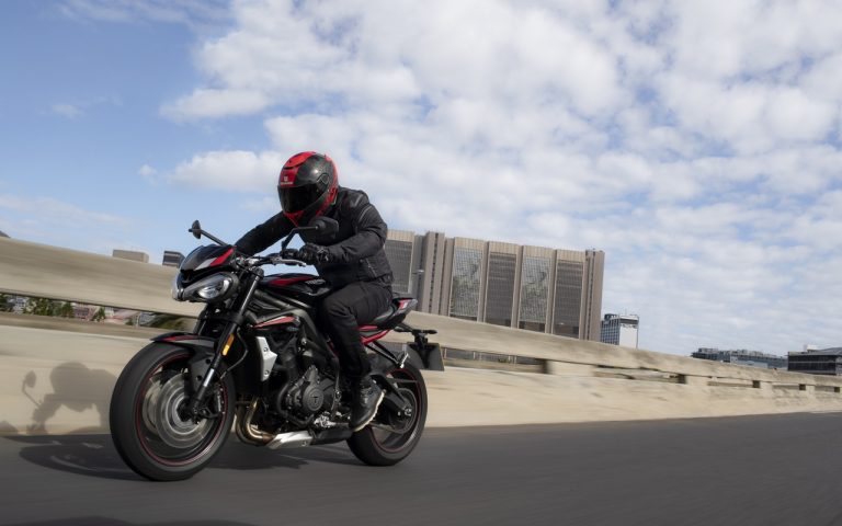 Nuova Triumph Street Triple R: immagini ufficiali