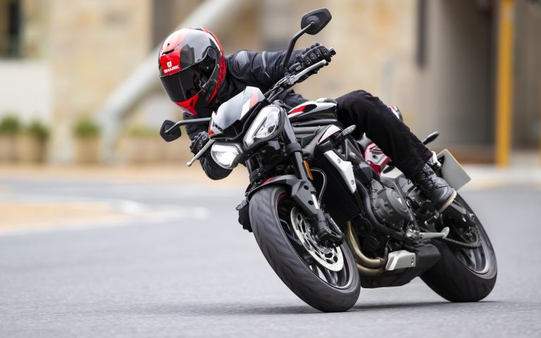 Nuova Triumph Street Triple R: immagini ufficiali