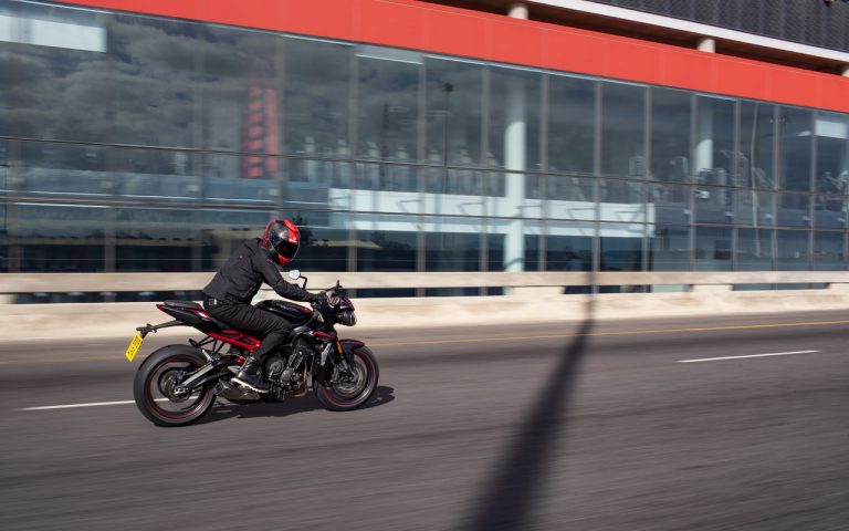 Nuova Triumph Street Triple R: immagini ufficiali