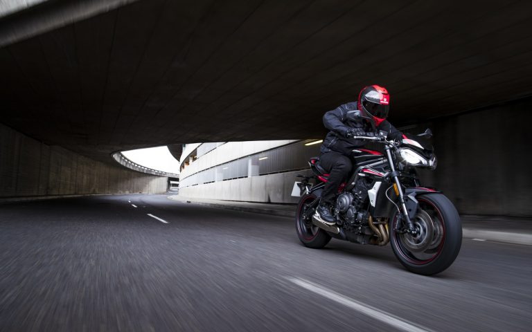 Nuova Triumph Street Triple R: immagini ufficiali