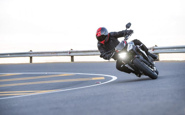 Nuova Triumph Street Triple R: immagini ufficiali