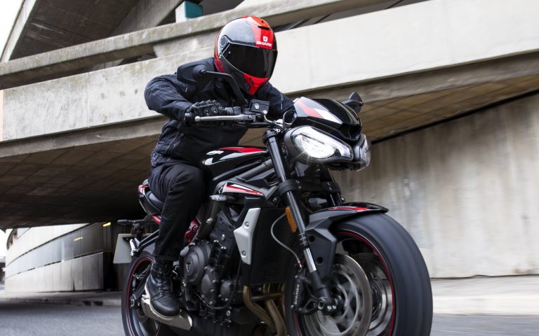 Nuova Triumph Street Triple R: immagini ufficiali