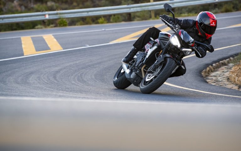 Nuova Triumph Street Triple R: immagini ufficiali