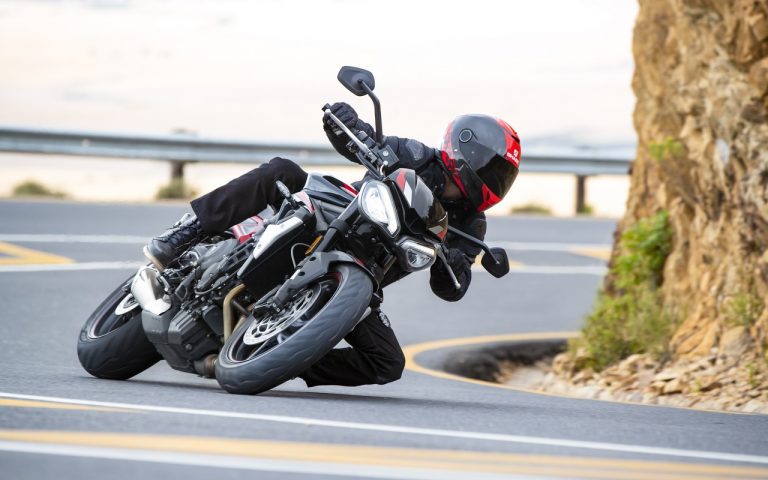 Nuova Triumph Street Triple R: immagini ufficiali
