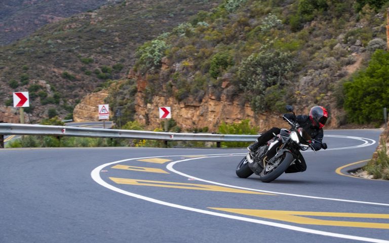 Nuova Triumph Street Triple R: immagini ufficiali