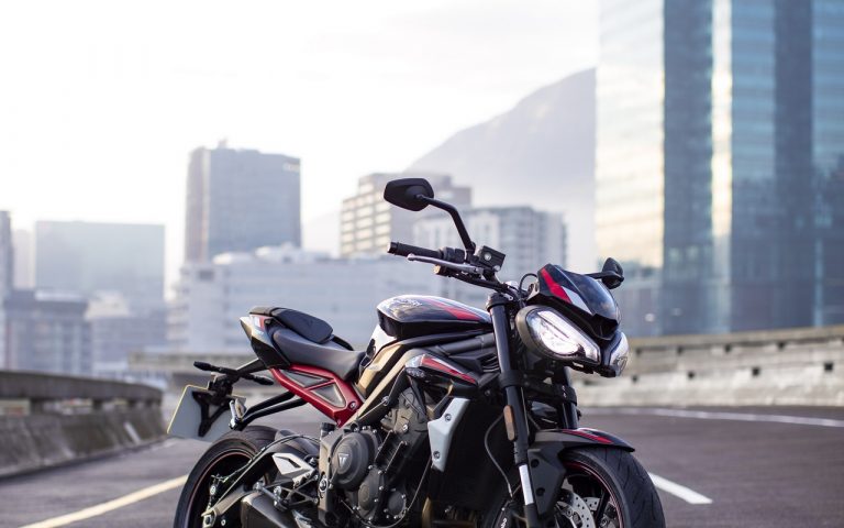 Nuova Triumph Street Triple R: immagini ufficiali