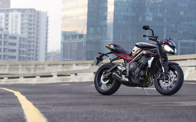 Nuova Triumph Street Triple R: immagini ufficiali