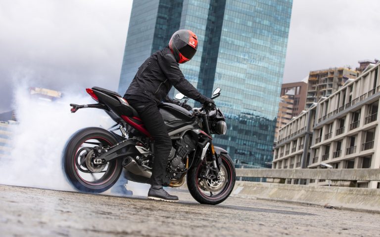 Nuova Triumph Street Triple R: immagini ufficiali