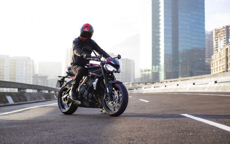Nuova Triumph Street Triple R: immagini ufficiali