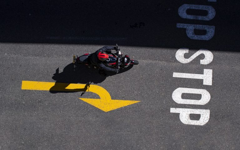 Nuova Triumph Street Triple R: immagini ufficiali