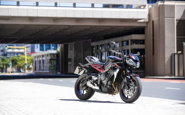 Nuova Triumph Street Triple R: immagini ufficiali