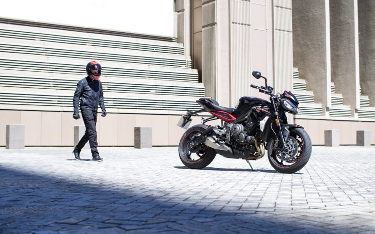Nuova Triumph Street Triple R: immagini ufficiali