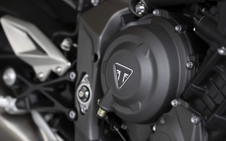 Nuova Triumph Street Triple R: immagini ufficiali