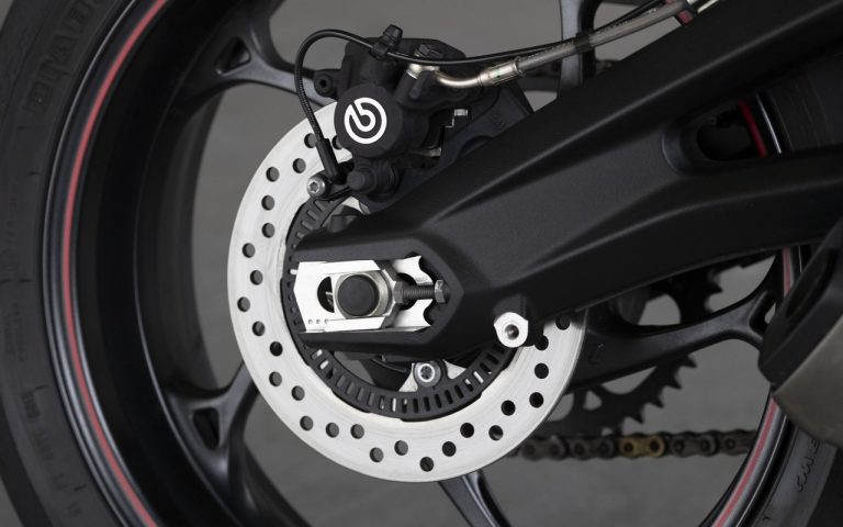 Nuova Triumph Street Triple R: immagini ufficiali