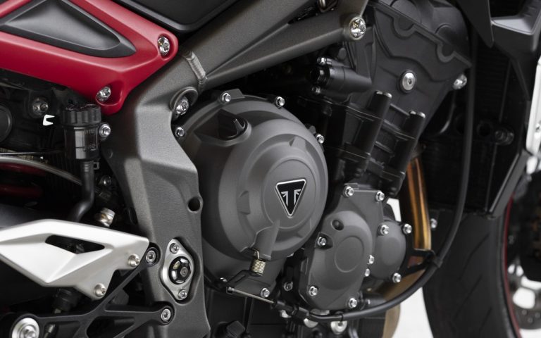 Nuova Triumph Street Triple R: immagini ufficiali