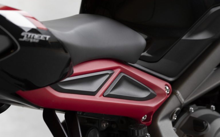 Nuova Triumph Street Triple R: immagini ufficiali