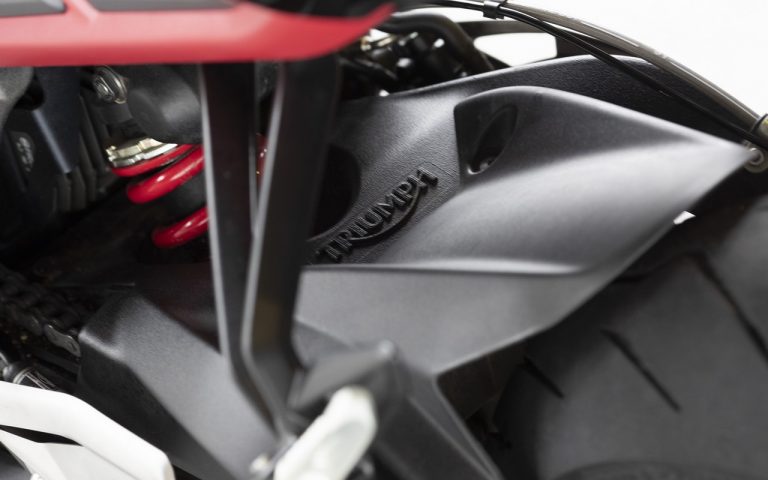 Nuova Triumph Street Triple R: immagini ufficiali