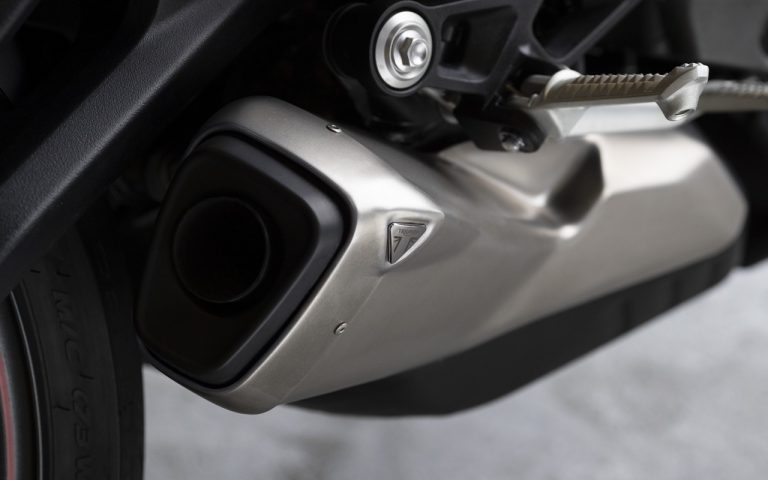 Nuova Triumph Street Triple R: immagini ufficiali